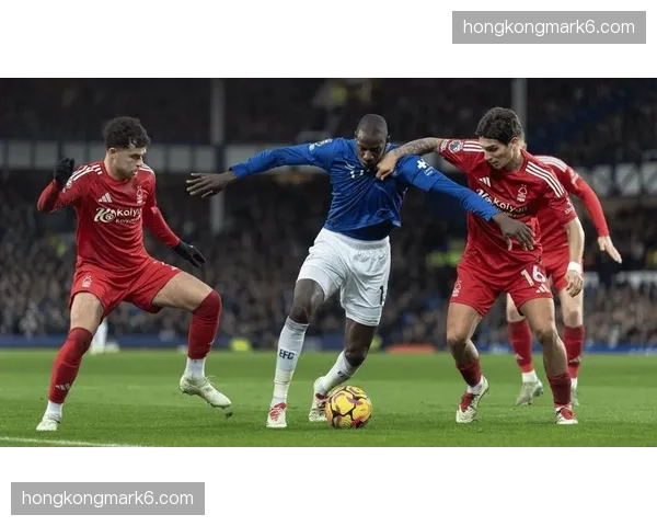 埃弗顿1-0小胜诺丁汉森林，凭借此胜暂时逃离降级区。