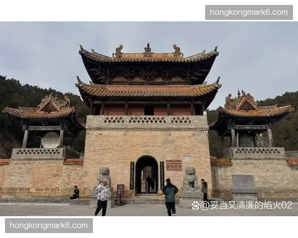 镜头捕捉：看台上的国际游客挥舞多国国旗，见证斯图加特主场胜利